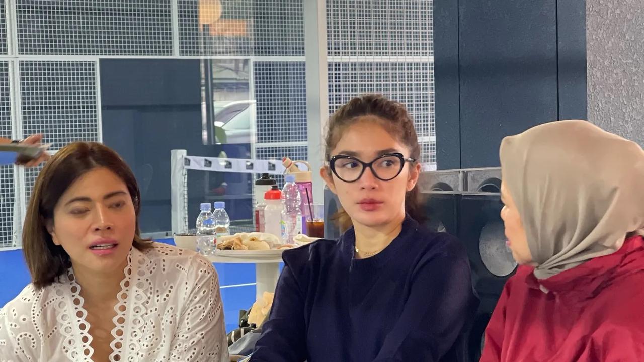 Dikenal Hobi Lari, Begini Jawaban Ussy Sulistiawaty Saat Diajak Main Padel