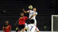 Pemain tengah timnas Korea Selatan U-23, Lee Chandong (29) berebut bola dengan Nataniel De Jesus Reis (Timor Leste) saat berlaga di kualifikasi Piala Asia 2016 di Stadion GBK Jakarta, Minggu (29/3/2015). (Liputan6.com/Helmi Fithriansyah)