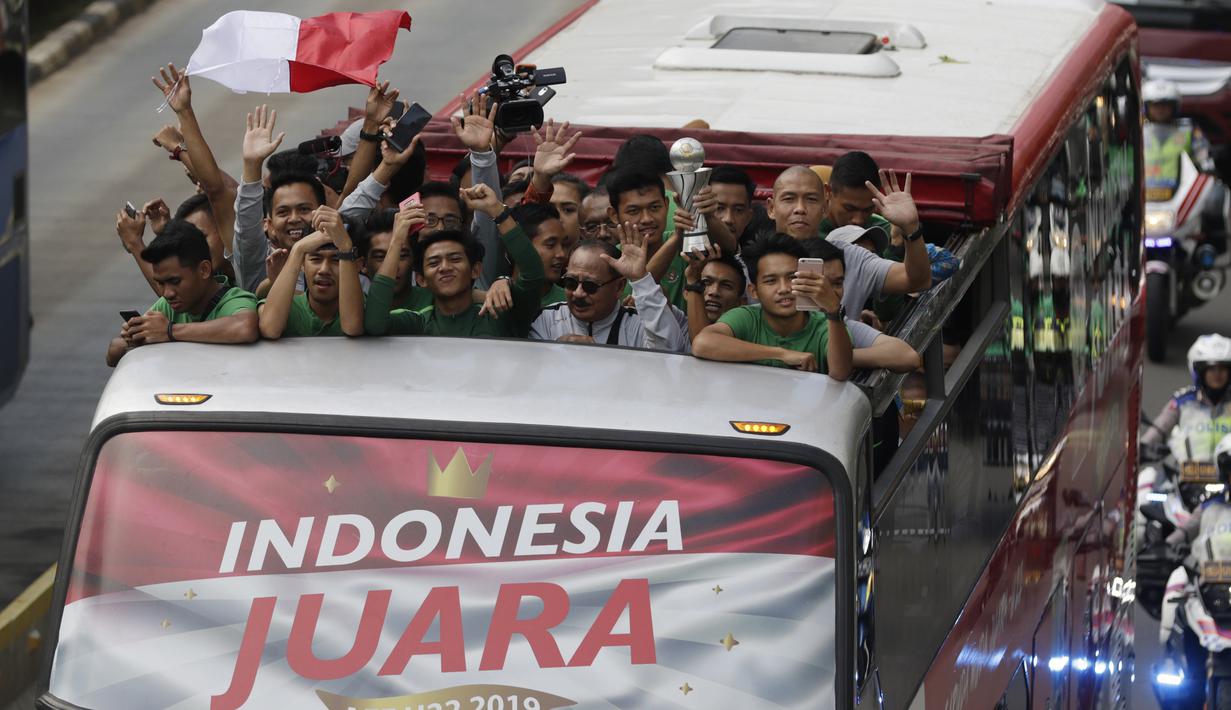 Pemain dan ofisial Timnas Indonesia U-22 menaiki bus tingkat saat konvoi menuju Istana Negara Jakarta, Kamis (28/2). Pawai tersebut untuk merayakan keberhasilan skuat Garuda Muda menjuarai Piala AFF U-22 di Kamboja. (Bola.com/M Iqbal Ichsan)