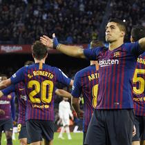 Striker Barcelona, Luis Suarez, merayakan gol yang dicetaknya ke gawang Real Madrid pada laga La Liga Spanyol di Stadion Camp Nou, Barcelona, Minggu (28/10). Barcelona menang 5-1 atas Madrid. (AFP/Lluis Gene)