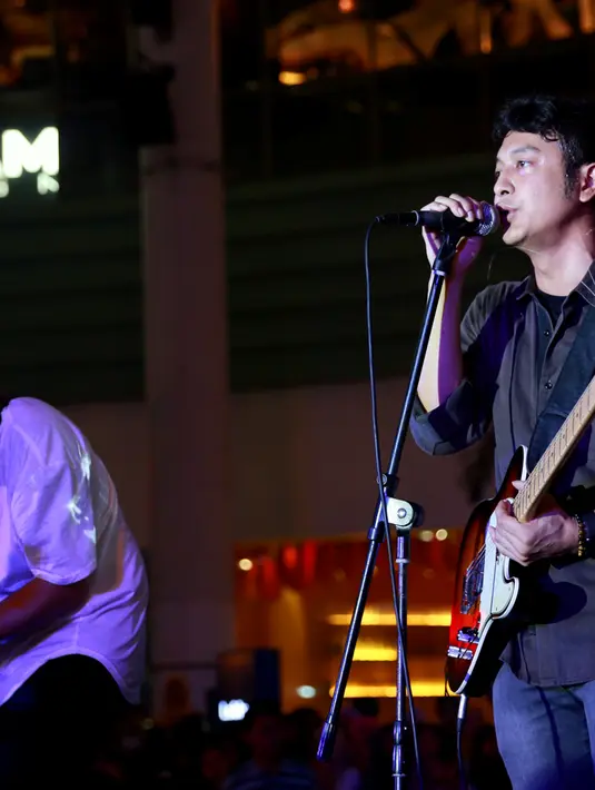 Munculnya Dimas Anggara dan kawan kawan sontak membuat para penonton wanita histeris yang memenuhi Unity Stage Downtown Serpong (19/3/2016). (Adrian Putra/Bintang.com)