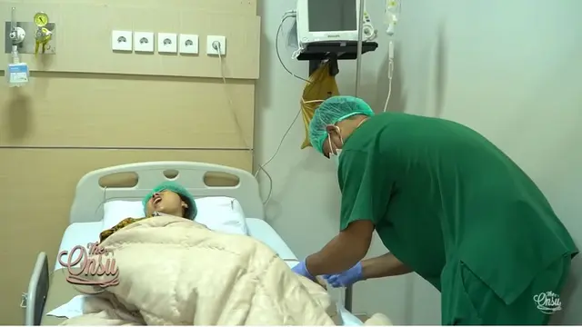 Sering Alami Migrain, Ini 7 Momen Sarwendah Jalani Operasi Ditemani Buah Hatinya