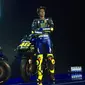 Pembalap Monster Energy Yamaha, Valentino Rossi, memamerkan motor baru untuk MotoGP 2019 di Hotel Four Season, Jakarta, Senin (4/2/2019). (Bola.com/Benediktus Gerendo Pradigdo)