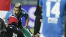 Pesilat peraih emas Asian Games, Hanifan Yudani Kusumah, memimpin viking clap usai Persib Bandung mengalahkan Arema FC pada laga Liga 1 di Stadion GBLA, Jawa Barat, Kamis (13/9/2018). Persib menang 2-0 atas Arema FC. (Bola.com/M Iqbal Ichsan)