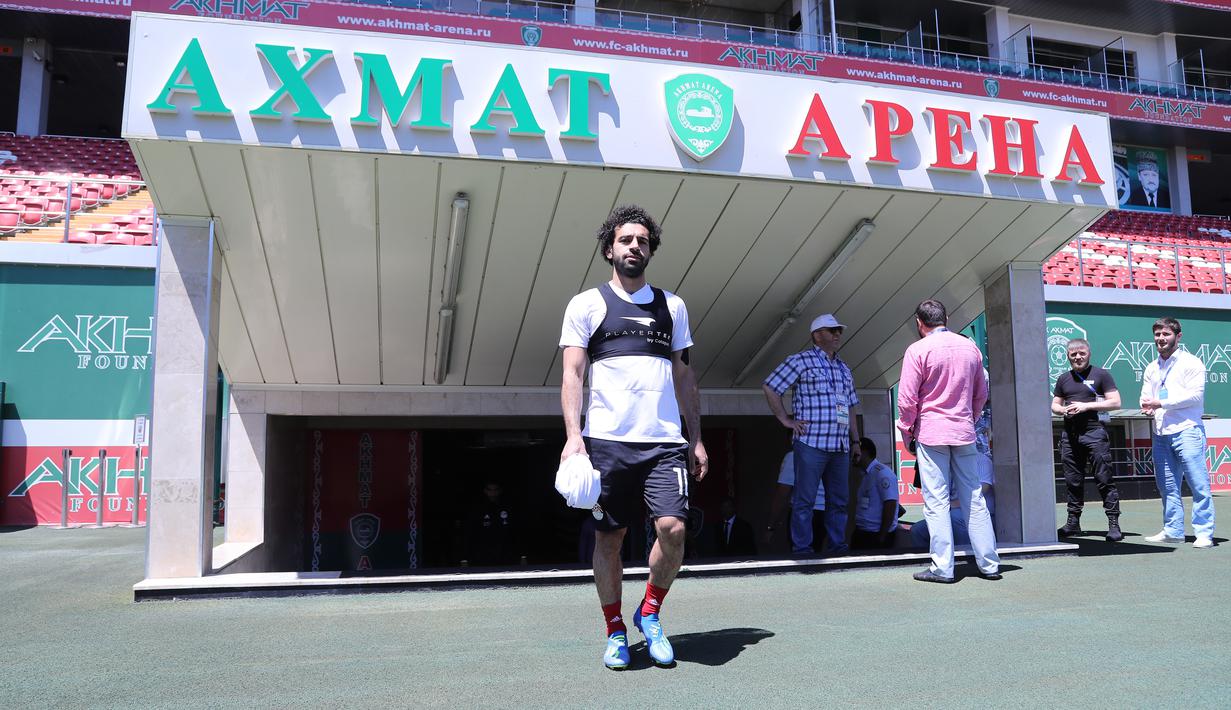 Striker Mesir, Mohamed Salah, tiba di lokasi latihan jelang laga Piala Dunia di Stadion Akhmat, Rusia, Rabu (13/6/2018). Kondisi cedera bahu yang berangsur pulih membuatnya siap tampil di Piala Dunia 2018. (AFP/Karim Jaafar)