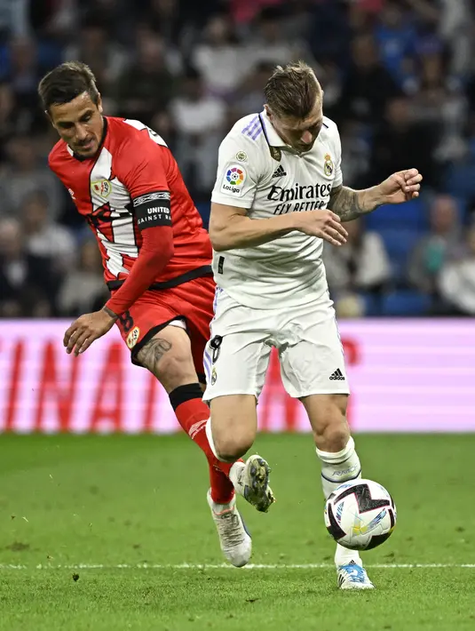 Dua gol kemenangan Los Blancos dilesakkan Karim Benzema dan Rodrygo. Sedangkan, gol balasan tim tamu dicetak Raul de Tomas. (JAVIER SORIANO / AFP)