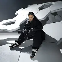 Rihanna tampak mempesona dengan koleksi sneakers terbaru FENTY x PUMA, The Avanti (foto: PUMA.dok)