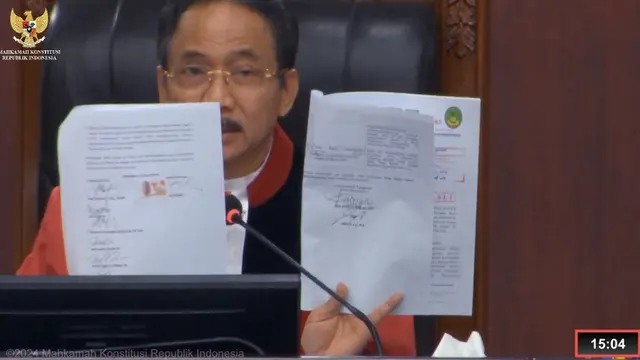 Hakim Ketua Konstitusi Suhartoyo bahas tanda tangan berbeda dalam kategori Dewan Perwakilan Daerah (DPR) Provinsi Riau.