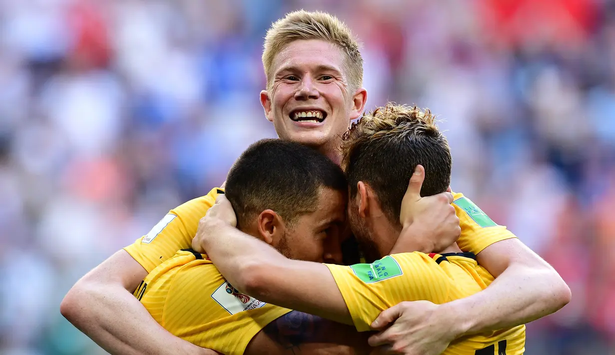 Gelandang Belgia, Kevin De Bruyne (tengah) berpelukan dengan Eden Hazard (kiri) dan Dries Mertens (kanan) di Stadion Saint Petersburg, Rusia, 14 Juli 2018. Kevin De Bruyne masuk dalam kandidat pemain terbaik FIFA 2018. (AFP PHOTO/Giuseppe CACACE)