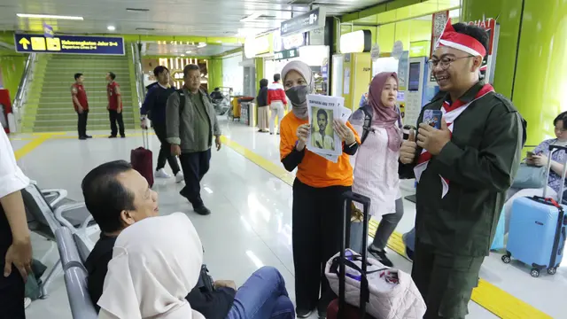 KAI membagikan kejutan kepada para penumpang kereta api sebagai bentuk ucapan hari pahlawan