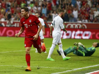 Striker Bayern Munchen, Robert Lewandowski merayakan gol yang dicetaknya ke gawang Real Madrid dalam final Audi Cup 2015 di Munchen, Jerman. (5/8/2015). (Reuters/Michaela Rehle) 