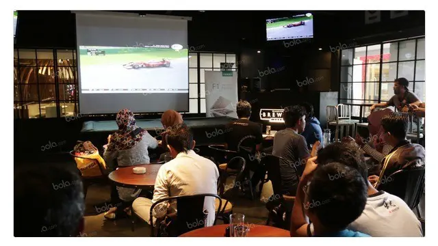 Acara nonton bareng debut balap Formula 1 Rio Haryanto yang diselenggarakan di Resotran Brewerkz, Senayan City, serta didukung oleh Bola.com dan Oppo pada hari Minggu (20/3/2016).