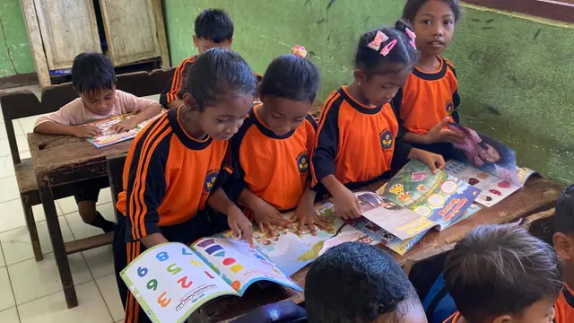 Mahasiswa peserta Kuliah Kerja Nyata (KKN) Tematik 'Merajut Nusantara III' dari Institut Media Digital Emtek (IMDE) menyalurkan bantuan buku bacaan ke lima sekolah dasar (SD) yang tersebar di wilayah Kecamatan Riung dan sekitarnya (Istimewa)