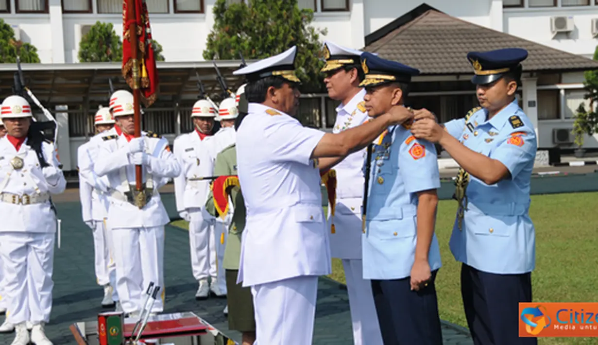 Citizen6, Bandung: Sertijab Dansesko TNI dari pejabat lama Laksamana Madya TNI Mochamad Jurianto, kepada penggantinya Marsda TNI Ida Bagus Putu Duni di Mako Sesko TNI Bandung. (Pengirim: Badarudin Bakri)