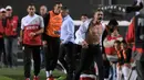 Pelatih klub Estudiantes, Nelson Vivas menyobek kemejanya sambil marah memprotes keputusan wasit Silvio Trucco mengkartu merahkan dirinya di pertandingan melawan Boca Juniors di stadion Ciudad de La Plata, Argentina (6/5). (AFP Photo/Alejandro Pagni)