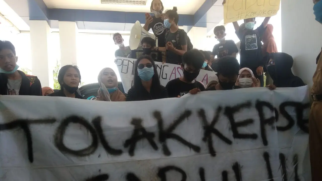 Siswa SMA di Kendari berdemonstrasi menuntut pergantian kepsek terkait dugaan pencabulan, Senin (19/10/2020).(Liputan6.com/Ahmad Akbar Fua)