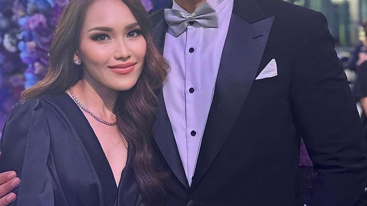 Ayu dan Roby Purba terlihat serasi dengan outfit warna senada.