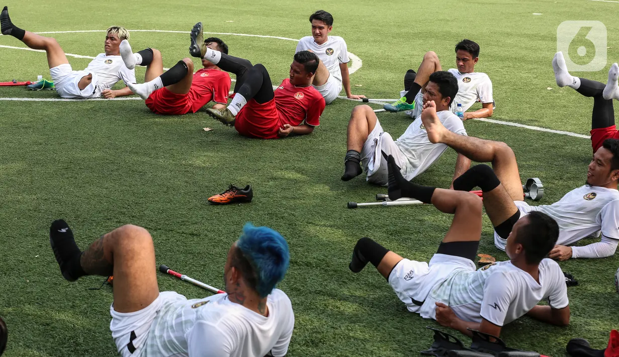 Pesepak bola Tim Garuda Indonesia Amputee Football (INAF) berlatih di Lapangan Bola Sport Club Serenia Mansion Jakarta, Selasa (12/7/2022). Timnas Garuda INAF kembali menggelar latihan dalam rangka persiapan mengikuti Piala Dunia 2022 di Turki pada Oktober mendatang. (Liputan6.com/Johan Tallo)