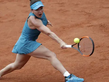 Petenis Rumania, Simona Halep mengembalikan bola saat melawan petenis Amerika, Alison Riske pada ajang Prancis Terbuka 2018 di Roland Garros stadium (30/5/2018).  (AP/Alessandra Tarantino)