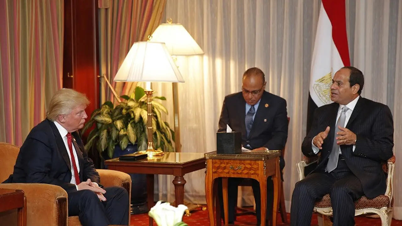 Donald Trump ketika bertemu dengan Presiden Mesir Abdel-Fatah al-Sisi