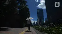Pejalan kaki berjalan saat cuaca cerah di Jakarta, Selasa (1/12/2020). Kota Jakarta dengan langit biru menambah keindahan hutan beton. BMKG bahwa kualitas udara Jakarta jadi baik dalam dua minggu ini, Jakarta mengalami hujan dengan intensitas tinggi disertai angin kencang. (merdeka.com/Imam Buhori)