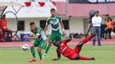Pemain Mitra Kukar, Patrick do Santos (kiri), berebut bola dengan pemain Semen Padang, Mohamadou Alhadji, pada lanjutan Grup D Piala Jenderal Sudirman 2015 di Stadion Manahan, Solo, Selasa (15/12/2015). (Bola.com/Nicklas Hanoatubun)