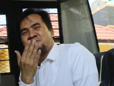 Pedangdut Saipul Jamil alias Ipul memberi salam kiss bye sebelum meninggalkan Kejaksaan Negeri Jakarta Utara, Senin (4/4). Tersangka kasus pencabulan terhadap remaja itu dipindahkan ke Rumah Tahanan (Rutan) Cipinang. (Liputan6.com/Herman Zakharia)