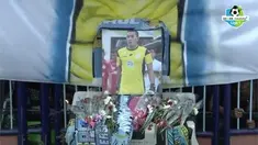 Kesedihan para pendukung Choirul Huda terasa saat mereka bernyanyi bersama mengenang sosok sang kapten.
