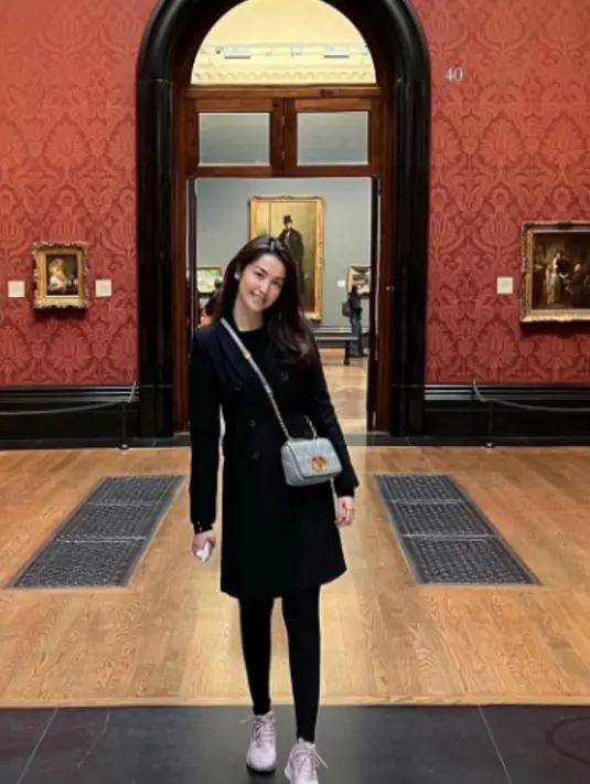 <p>Long blazer berwarna hitam akan membuatmu tampil mengesankan.&nbsp;(instagram/vaelovexia)</p>