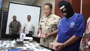 Kepala BNN, Komjen Pol Anang Iskandar menunjukkan tersangka Fit (37) beserta barang bukti kasus pencucian uang hasil bisnis narkotika ke dalam bisnis jual beli kendaraan roda empat di Gedung BNN, Jakarta, Jumat (21/8/2015). (Liputan6.com/Gempur M Surya)