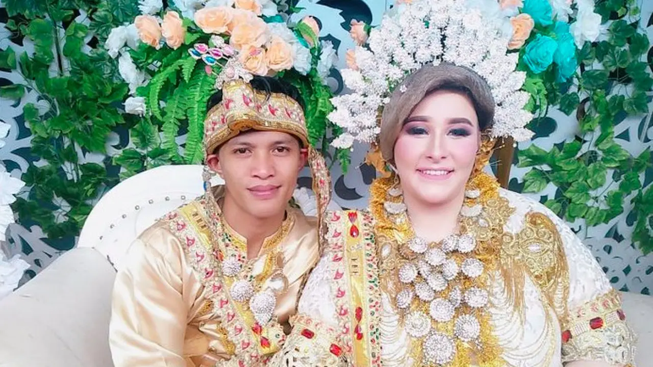 Zulkifli dan Danille saat resepsiyon perniksahan menggunakan baju adat suku Mandar (Istimewa)