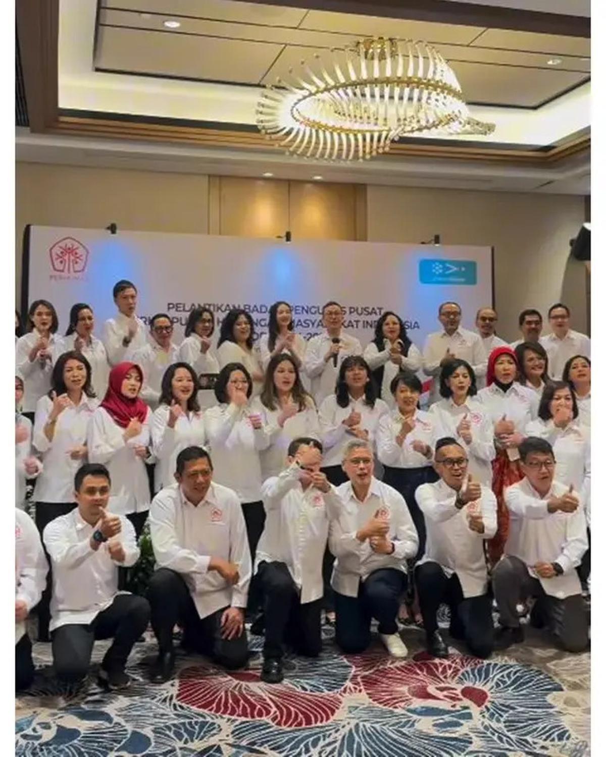 6 Pesona Raline Shah Kenakan Kemeja Putih Saat Dilantik Jadi Stafsus Menteri Komdigi