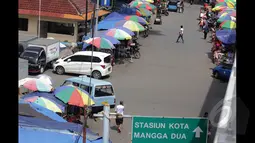 Wakil Camat Tambora, Suryanto berencana untuk menertibkan kawasan itu beserta parkir liar dengan melibatkan ratusan personel Satpol PP, Jakarta, Jumat (6/2/2015). (Liputan6.com/Faizal Fanani)