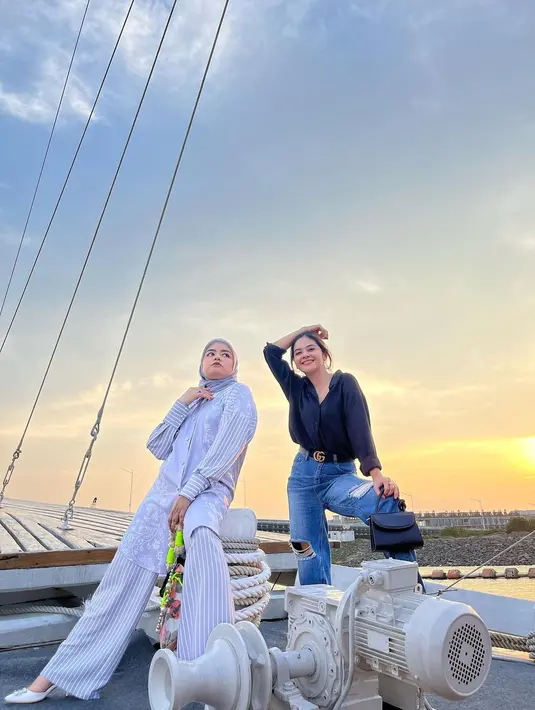 Beberapa kali Tika dan Tiwi terlihat menghabiskan waktu berdua, meskipun keduanya kini sudah punya keluarga masing-masing. (FOTO: instagram.com/tentangtiwi/)
