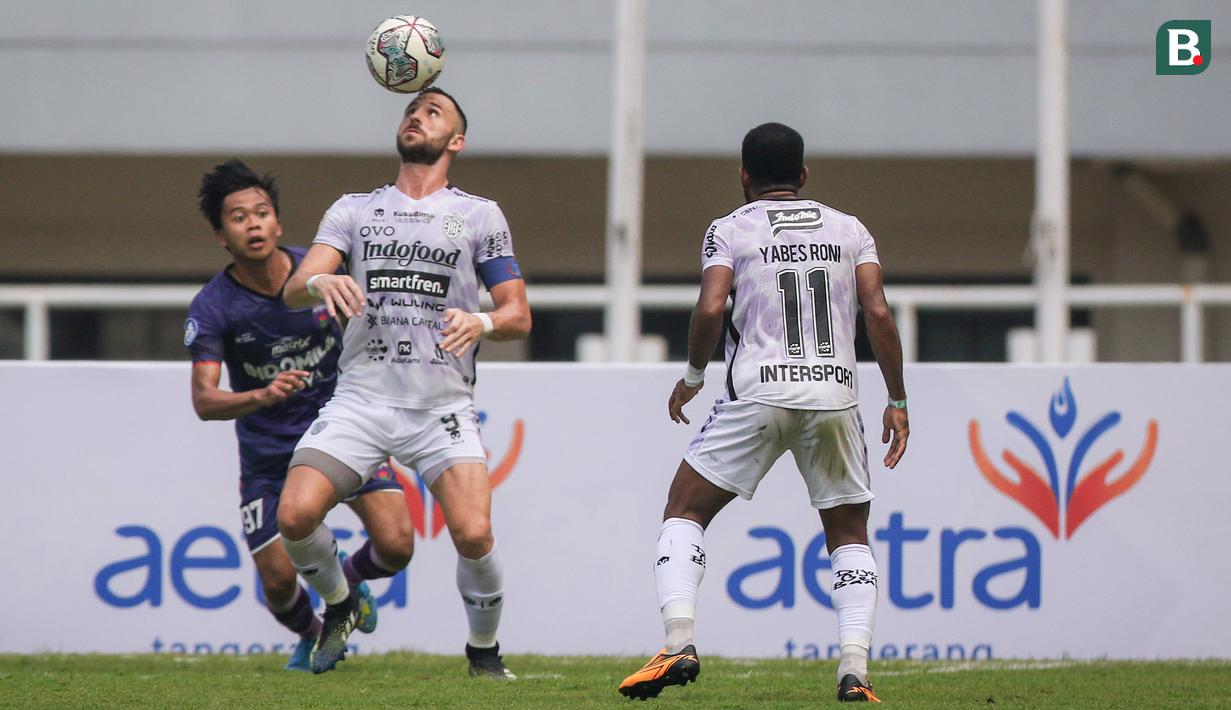 Penyerang Bali United, Ilija Spasojevic (tengah) berusaha mengontrol bola saat melawan Persita Tangerang dalam laga pekan ke-4 BRI Liga 1 2021/2022 di Stadion Pakansari, Bogor, Jumat (24/09/2021). Bali United menang 2-1. (Bola.com/Bagaskara Lazuardi)