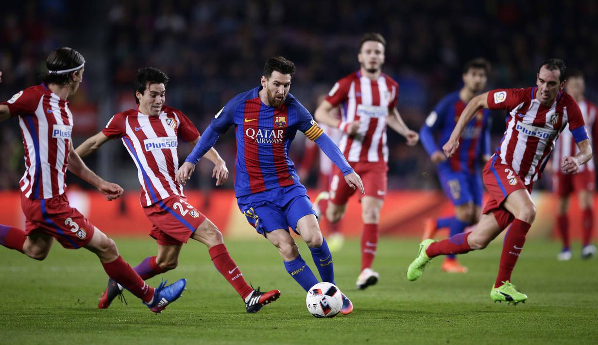 Kapten Barcelona, Lionel Messi (tengah) berusaha melewati hadangan para pemain Atletico Madrid pada leg kedua semifinal Copa del Rey semifinal di Camp Nou stadium, Barcelona (7/2/2017). Barcelona bermain imbang 1-1. (AP/Manu Fernandez)