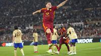 Striker AS Roma, Andrea Belotti, melakukan selebrasi saat mencetak gol keempat timnya ke gawang Servette dalam laga matchday kedua Liga Europa di Stadion Olimpico Roma, Jumat (6/10/2023) dini hari WIB. AS Roma menang 4-0 dalam pertandingan ini. (AP Photo/Alessandra Tarantino)