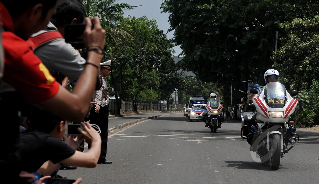 Petugas kepolisian mengawal iring-iringan ambulans yang membawa jenazah Duo Bali Nine, Andrew Chan dan Myuran Sukumaran ke tempat persemayaman di Rumah Duka Abadi, Jakarta, Rabu (29/4/2015). (Liputan6.com/Johan Tallo)