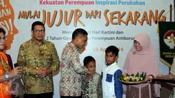 Bupati Batang, Yoyok Riyo Sudibyo (ketiga kiri) menyalami anaknya saat mendapat kejutan dari istri dan kedua anaknya usai berbicara pada seminar Kekuatan Perempuan Inspirasi Perubahan di Jakarta, Sabtu (23/4/2016). (Liputan6.com/Helmi Fithriansyah)