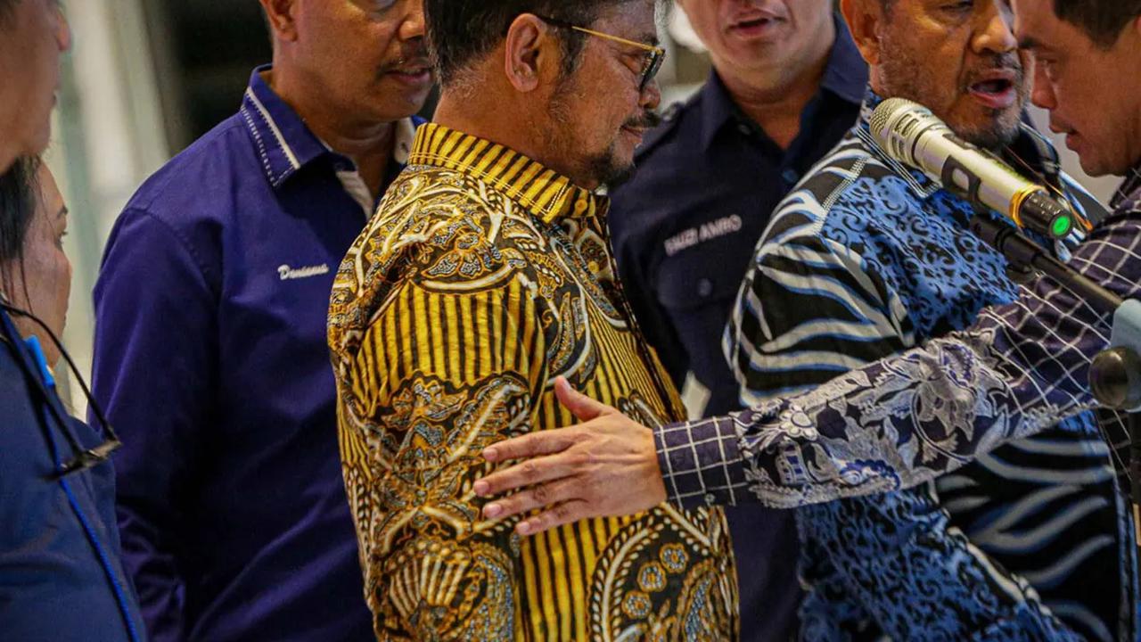Kemudian Syahrul Yasin Limpo membuat kebijakan yang berujung pemerasan dalam jabatan.&nbsp;<br>