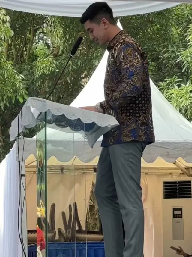6 Model Batik Verrell Bramasta/Instagram @bramastavrl