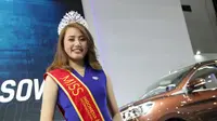 Wanita bernama Novita Sari ini, berhasil mengalahkan 25 wanita cantik lainnya dari berbagai booth pabrikan di IIMS 2018 (Ray/Otosia.com)