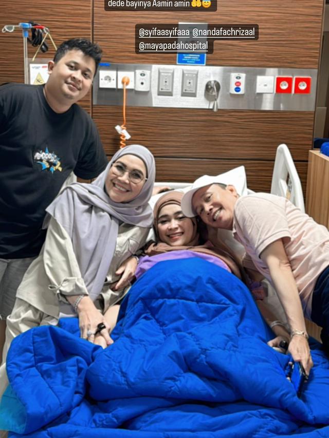 7 Potret Syifa Adik Ayu Ting Ting Melahirkan Anak Kedua, Didampingi Keluarga Besar