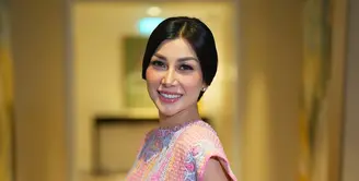 Nisya Ahmad, adik dari selebriti ternama Raffi Ahmad, sukses mencuri perhatian publik dengan penampilannya di resepsi pernikahan Zumi Zola dan Putri Zulhas.  [@nissyaa].