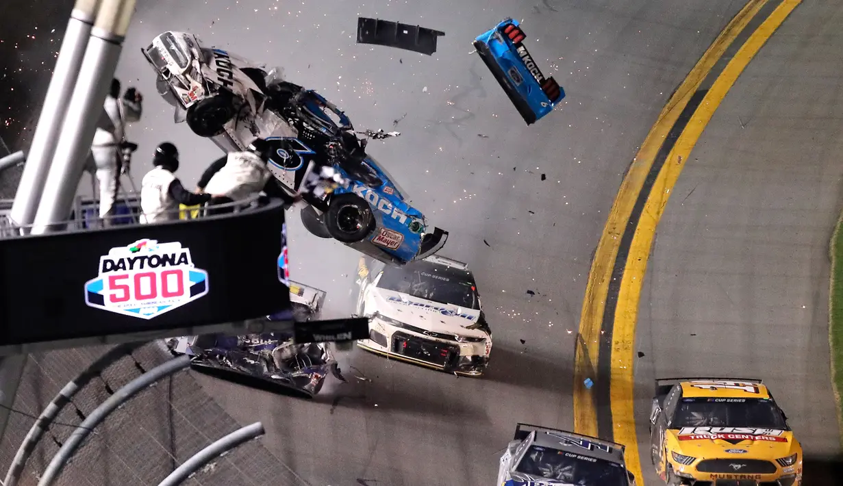 Mobil yang dikendarai Ryan Newman (6) terbang ke udara saat terlibat kecelakaan dalam NASCAR Daytona 500 di Daytona International Speedway, Daytona Beach, Florida, Amerika Serikat, Senin (17/2/2020). Mobil yang dikendarai Ryan terbalik usai bersenggolan dengan pembalap lain. (AP Photo/David Graham)