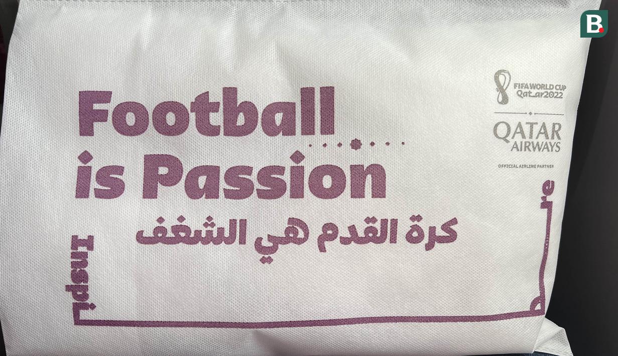 <p>Masalah kenyamanan di dalam pesawat tak luput dari pesta bola empat tahunan tersebut. Bantal yang diberikan awak kabin pun bertuliskan "Football is Passion". (Bola.com/Ade Yusuf Satria)</p>
