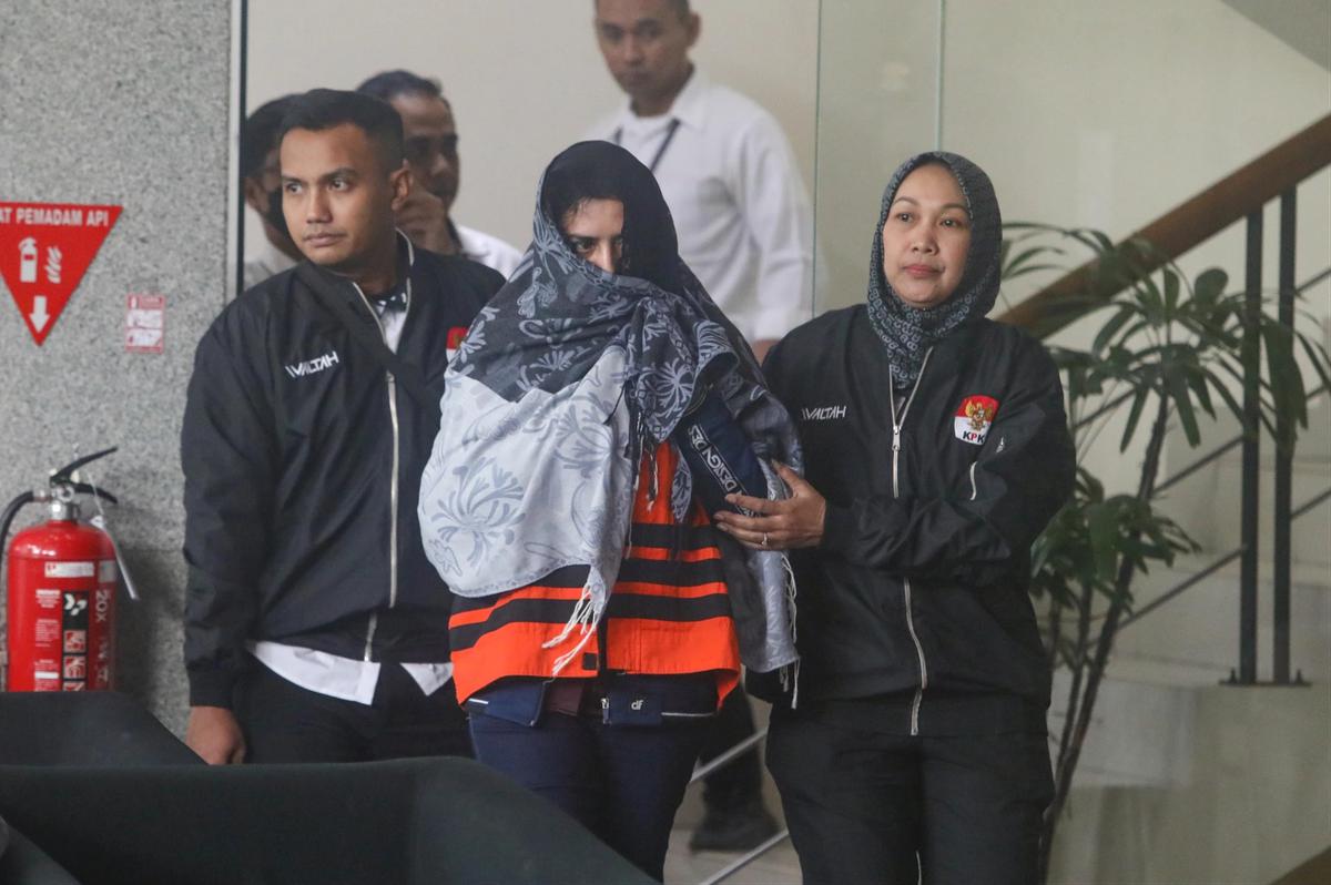 FOTO: KPK Tahan Bupati Pekalongan Fadia Arafiq Usai Operasi Tangkap Tangan