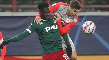 Penyerang Lokomotiv Moscow, Eder berebut bola dengan bek RB Salzburg, Maximilian Woeber pada matchday 5 Grup A Liga Champions di Stadion RZD Arena, Rabu (2/12/20) dinihari WIB. RB Salzburg sukses menang dengan skor meyakinkan 3-1 atas Lokomotiv Moscow . (Maxim Shipenkov/Pool via AP)