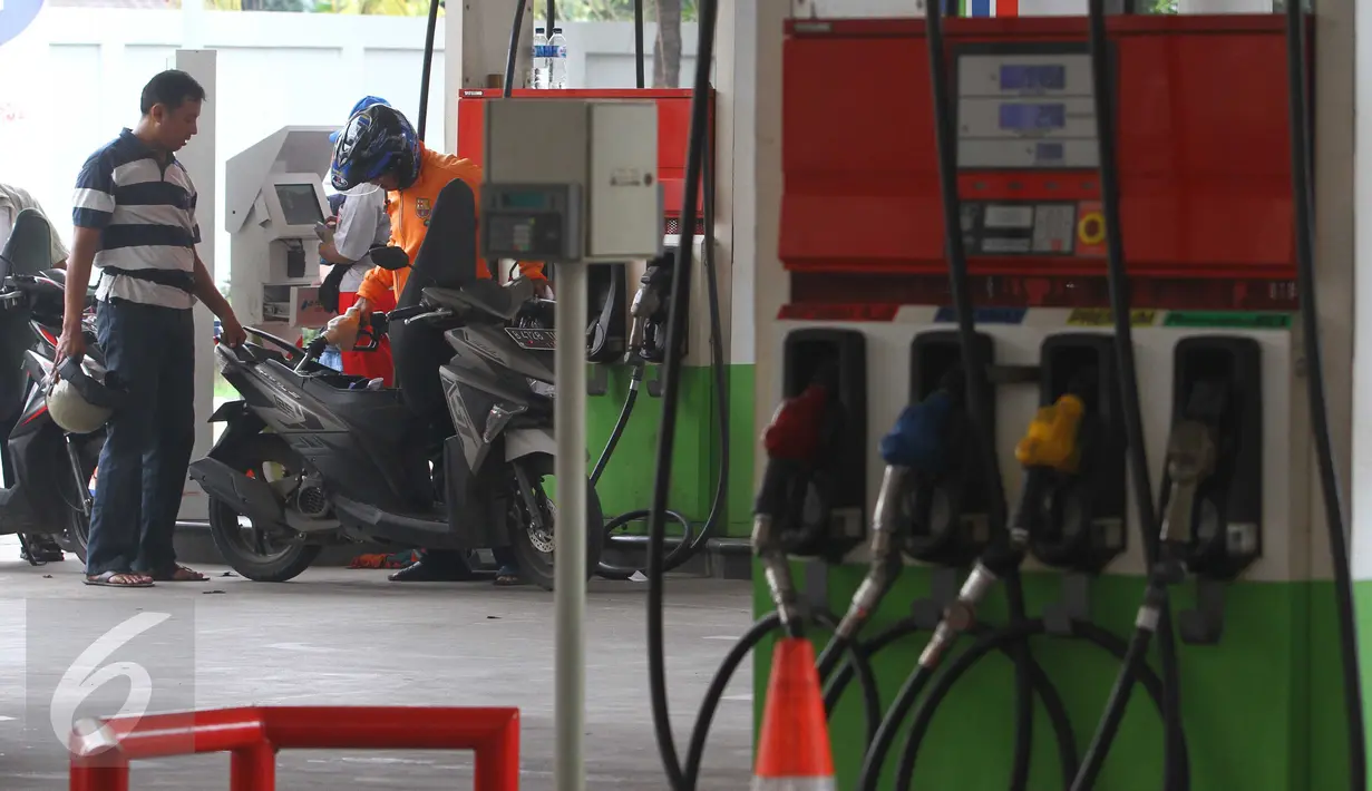 Pengendara motor mengisi kendaraannya dengan BBM di salah satu SPBU, Jakarta, Selasa (15/3). Pertamina menurunkan harga bahan bakar minyak (BBM) umum Pertamax, Pertamax Plus, Pertamina Dex, dan Pertalite Rp 200 per liter. (Liputan6.com/Angga Yuniar)