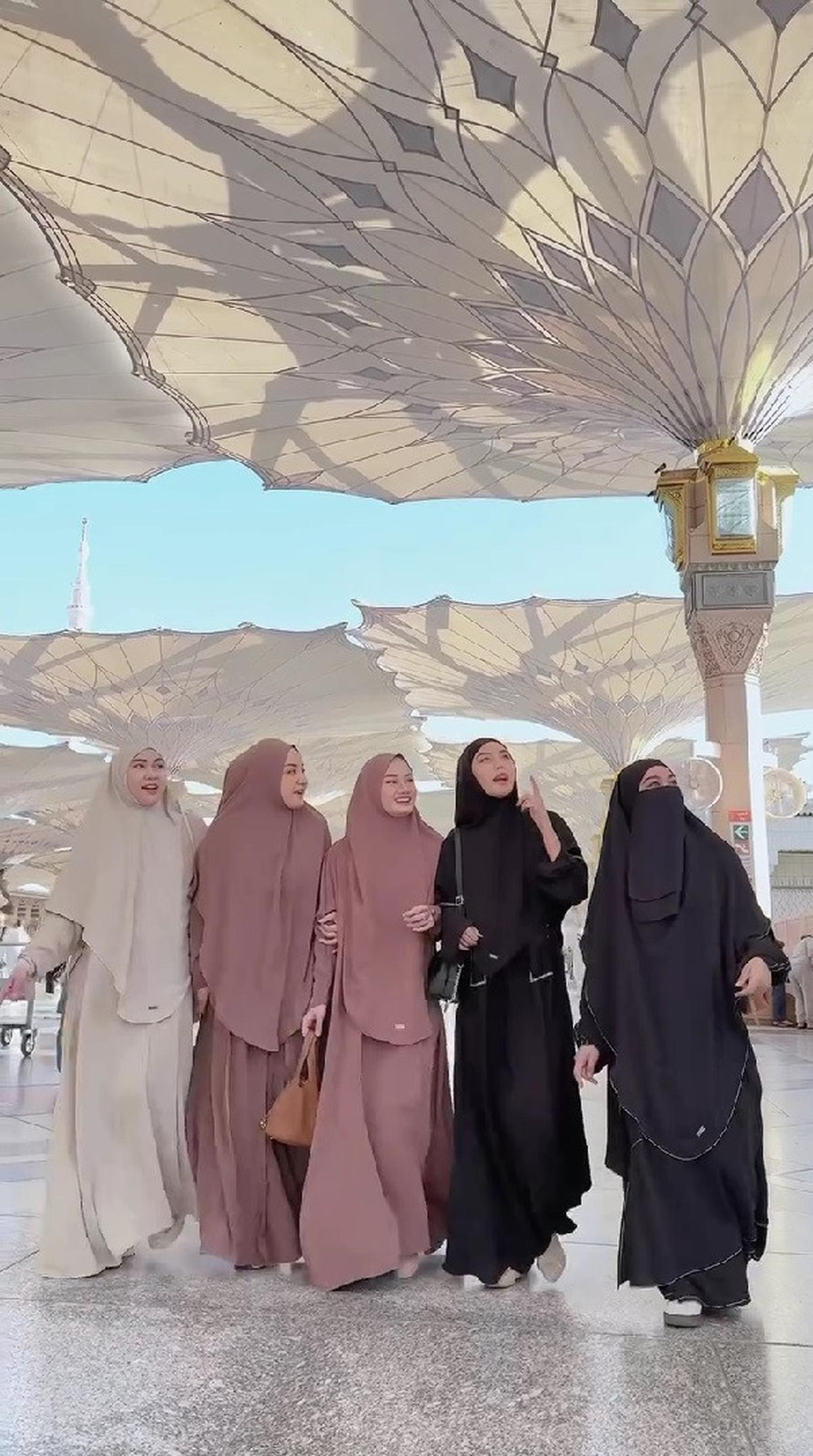 Momen Dinda Hauw, Dara Arafah, Anisa Rahma, Wardah Maulina dan Antik Arifani Jalani Umrah Bersama